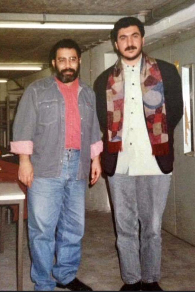 ferhatttunc's tweet photo. Yüzünü kapatıyor acılarla incinen tarih.
İçimde dönüş yolu arayan bir uzaklığın özlemi var şimdi.
Sürgünlerde inciniyor özgürlüğün şarkısı,
Göğsünde anadiliyle sümbüller büyütene.
Ah ülkem, ülkem kederli ince bir ayrılık iniltisi. 
20 yıllın özlemiyle ve sevgiyle... 
#AhmetKaya https://t.co/x7R7grpnww