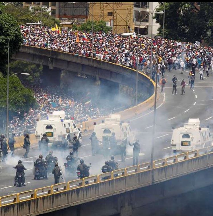 BorisAndrev's tweet photo. Que nadie diga que los venezolanos nunca lo intentamos, pero aquí luchamos contra un narco gobierno, jamás les ha importado asesinar venezolanos para mantenerse en el poder https://t.co/UhfkYZptPm