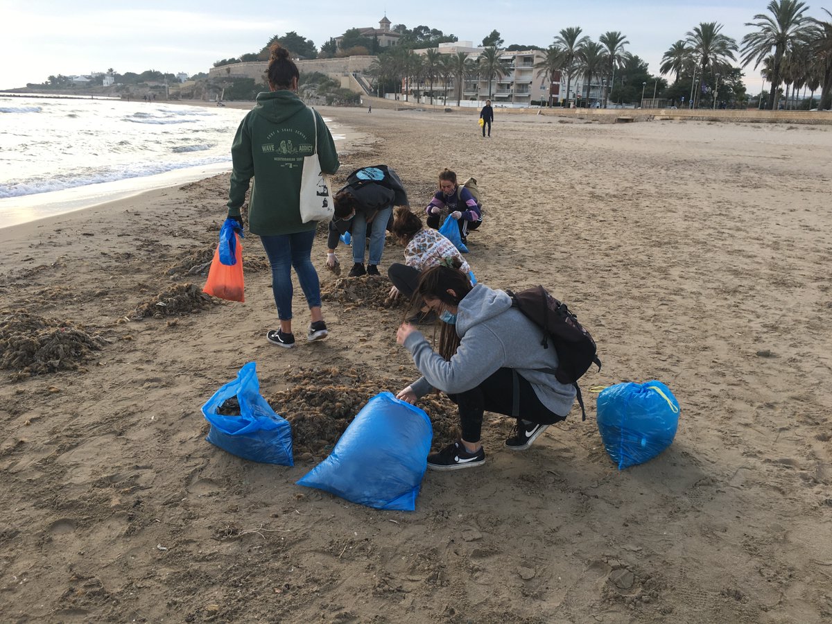NadalJan's tweet photo. Avui hem sortit a netejar la platja de Vilanova i la Geltrú! Està ple de deixalles, entre ells plàstics, tovalloletes, cigarretes... Preguem que tots els ciutadans/es preguin cura de la nostre platja, ja que ens dona l’essència de la nostre ciutat. @ajuntamentvng https://t.co/uwoU93CQZq