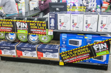 marthaparedez's tweet photo. Quién me regala mi licuadora y micronndas?? Jajaja Nadie?? Jum, bueno!! Lo bueno es que en el #FinIrresistibleAurrera está todo mega barato y aunque nadie me lo quiera regalar no me quedo con las ganas!#FinIrresistibleAurrera @BodegaAurrera https://t.co/Oj0A9EefhV