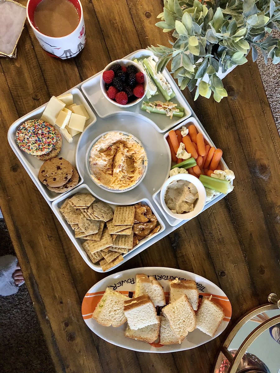CourtCran's tweet photo. Who doesn’t love a good food spread!? https://t.co/hcwqzOtdEg