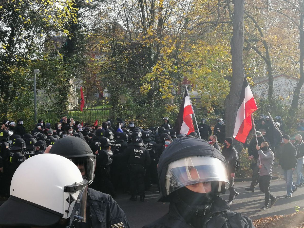 sdsmuenster's tweet image. Kein Bock auf Nazis! Gestern war der SDS Münster wie jedes Jahr wieder in Remagen, um dort mit vielen befreundeten Gruppen das jährliche „Heldengedenken“ von Neo-Nazis und ihren Sympathisant*innen zu blockieren. #rmg1411 (1/5)