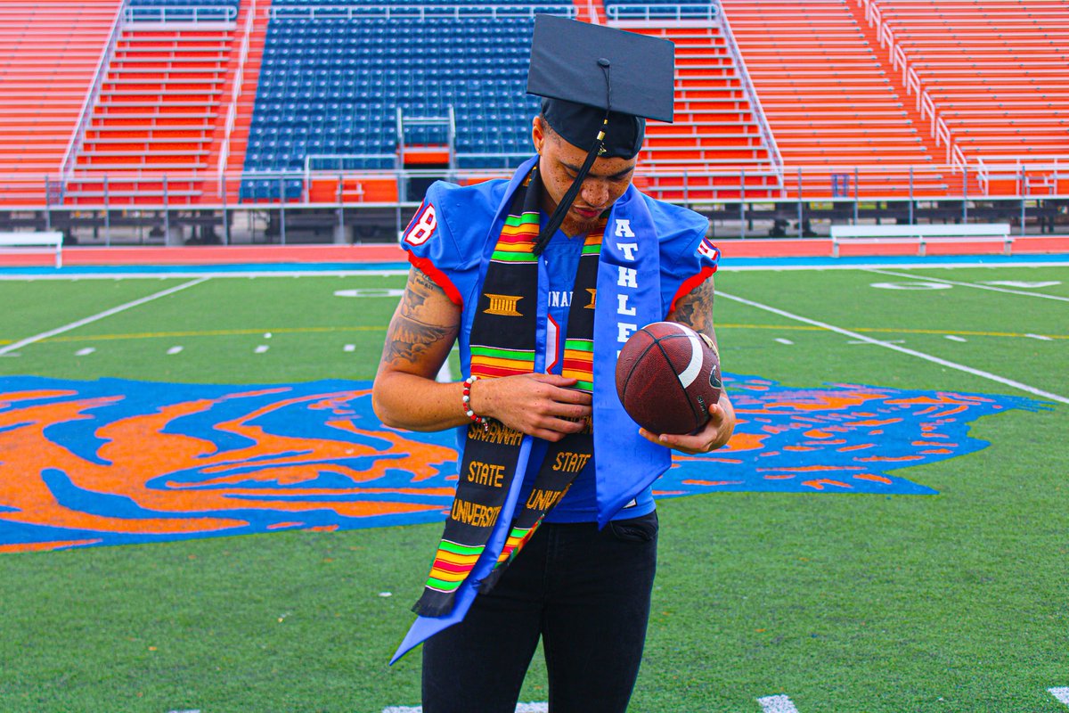 _cwil88's tweet photo. Promised you I would finish Mama 🏁💪🏽 #6days #gradszn https://t.co/kTOcWVzi7Q