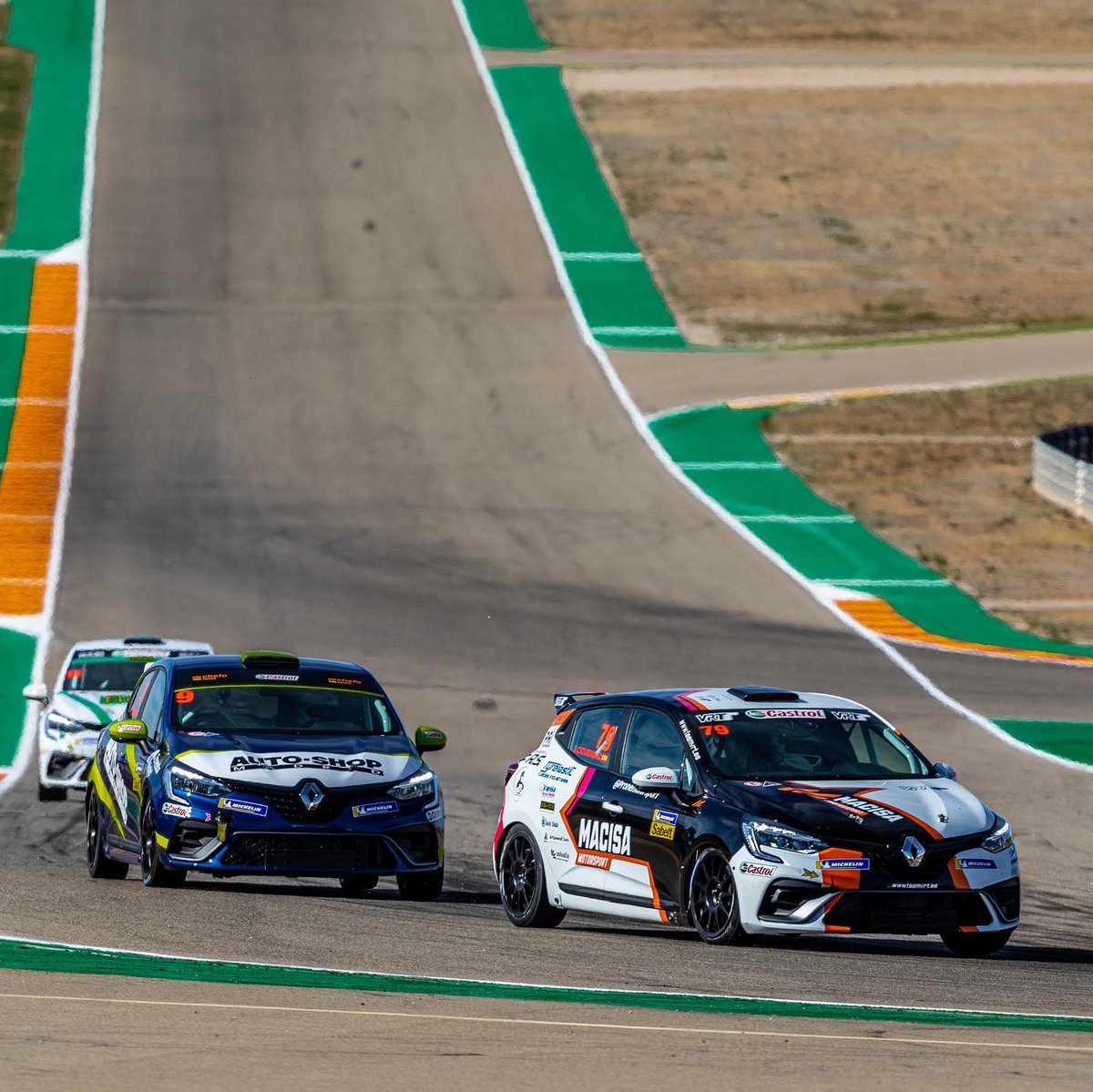 Victoria de Javier Cicuendez de <a href="/MacisaMotor/">MacisaMotorsport</a> en el Circuito de Montmeló!! Primera posición en la CLIO CUP SPAIN Gentleman!! Impresionante!! Gran fin de semana! #ClioCupSpain <a href="/PRoneMotorsport/">Project One Motorsport</a> <a href="/SockData/">SOCK DATA</a> <a href="/esyosproteccion/">Esyos Proteccion</a> <a href="/tyrelastic/">Tyrelastic</a> #bandiser #solvalia #segurosArtamendi <a href="/TeamVRT/">Team VRT</a>