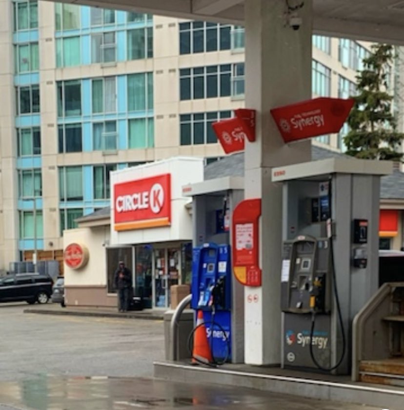 Meanwhile day and night, traumatized ppl without enough to eat + anything approximating appropriate clothing for the weather spill out of the shelter. The food is horrific. People are terrified of COVID. Bet the CEO doesn’t know a single one of their faces. But SAVINGS!  #topoli