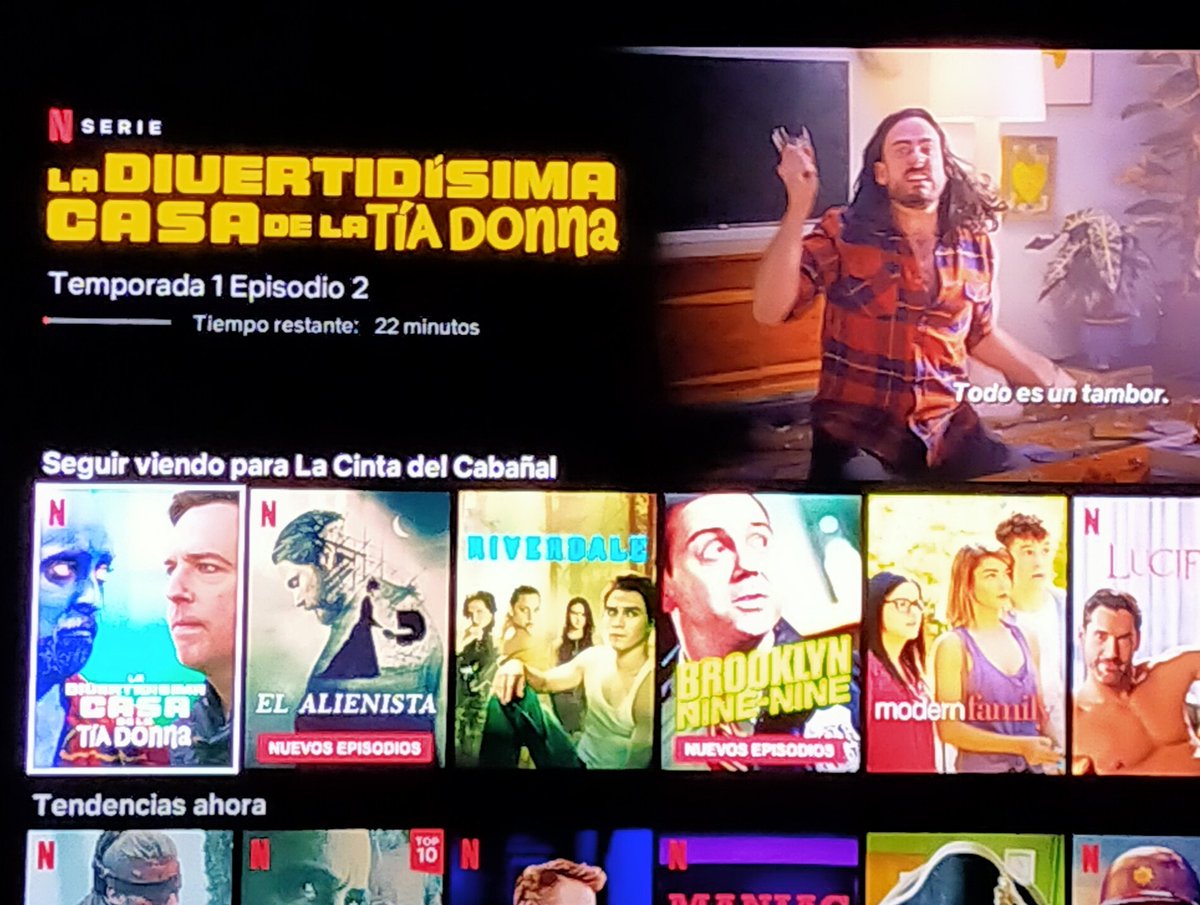 42cintas's tweet photo. Os comento, acabamos de empezar a ver esto. No entiendo por qué no me ha hablado nadie de esta fantasía antes. @NetflixES @AuntyDonnaBoys #gambitodedamamiscojones. 
#everythingisadrum https://t.co/lmYOijzs3v