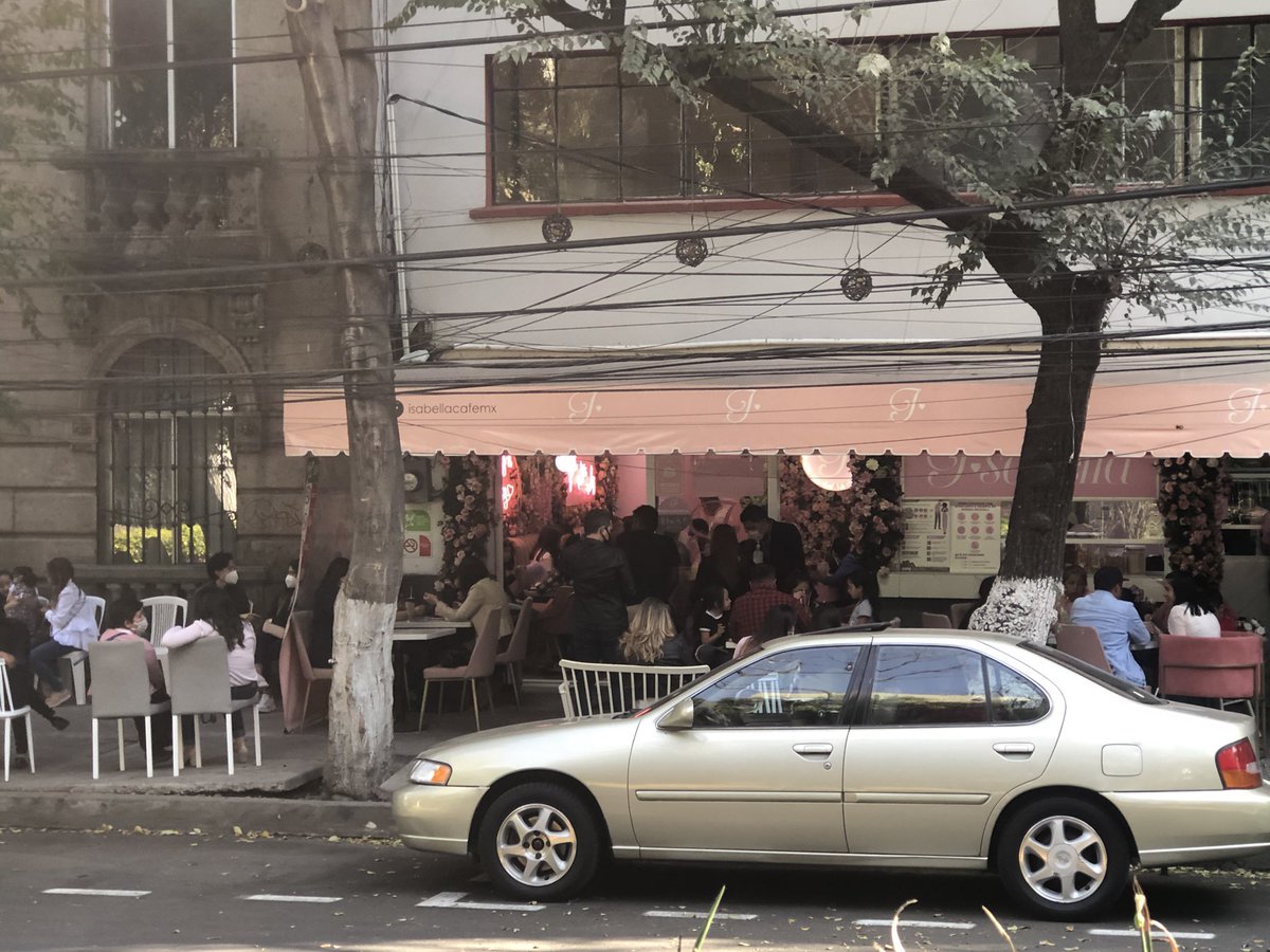 GabbsF's tweet photo. Y la sana distancia? @LaRomaDF @AlcCuauhtemocMx Isabella Café https://t.co/MFNw8BcopR