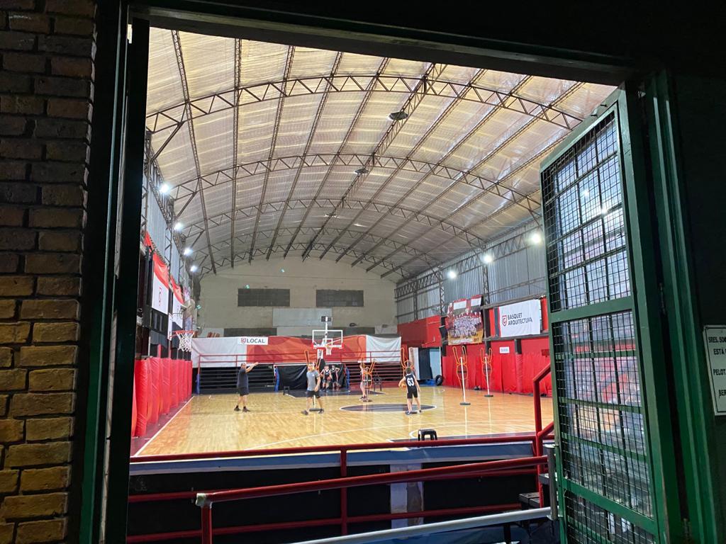 basquetarqui's tweet photo. Y un día... las puertas se abrieron... #regresoalbasquet  🇾🇪💪🏼🏀#regresoalacancha #vueltaalbasquet #vueltaalacancha
#ClubArquitectura #FEBAMBA #ArquitecturaBasquet @clubarqui @FEBAMBAok https://t.co/9sDZdJIW4k