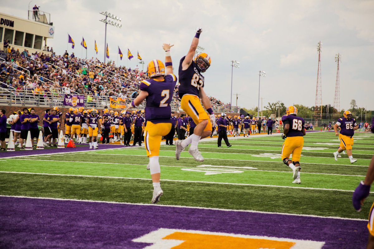 RyanBack21's tweet photo. After an awesome visit with @Whitehead_HSU and @BurlesonHSU, I am very blessed to announce that I have received an offer to play football at the next level from Hardin-Simmons University!! #HOOYAH #CowboyUp @VHSFootball @RecruitVandyFB https://t.co/yp3Y4T1dAF