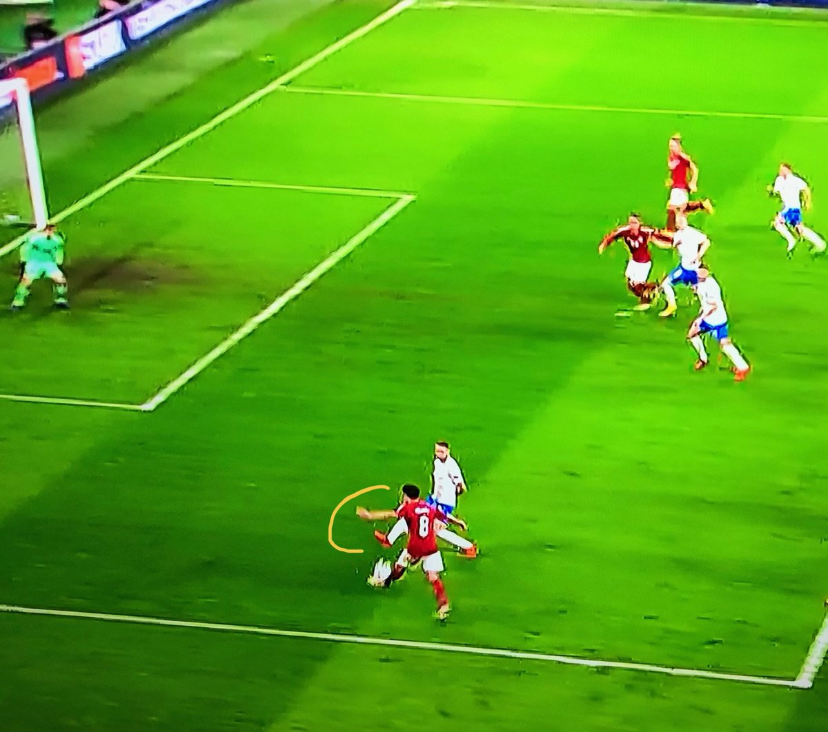 MHammershj's tweet photo. Jeg er ret sikker på, at der ikke var offside, da @yussufyurary scorede. Ingasons højre fod ser ud til at være nærmere mållijnjen.
Ærgerligt, for det var et smukt angreb.
#danisl #ForDanmark #NationsLeague #denisl https://t.co/5UR9wx12yn