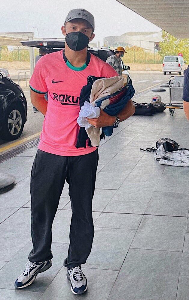 just casually having his whole clothes and underwear out in the airport ????