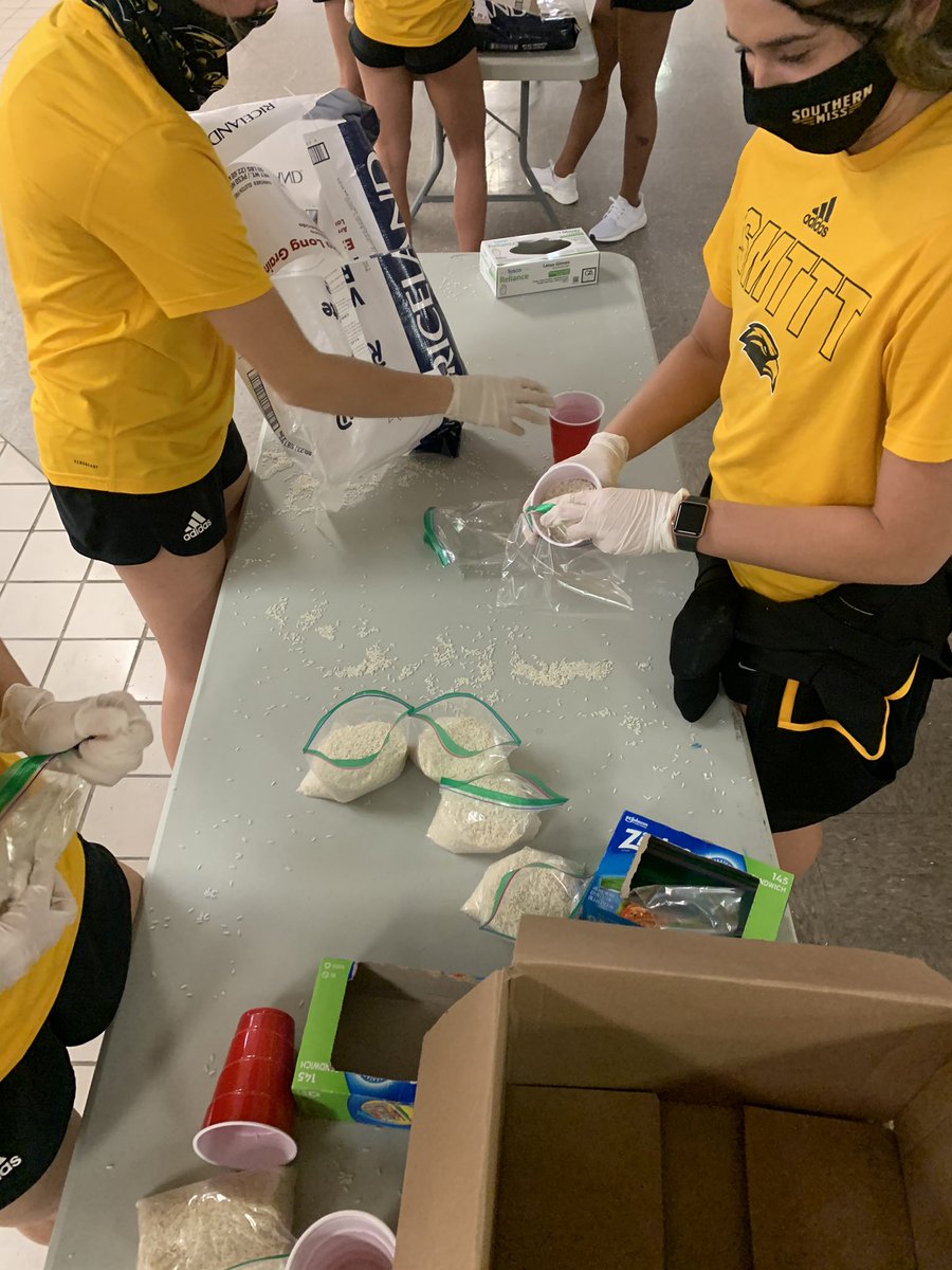 ExtraTable's tweet photo. Watch out world...these @usmvolleyball women are soaring to new heights as volunteers for Extra Table!!
How did you spread kindness today...drop a line in the comments! #DoGoodDaily https://t.co/OSxsENvOdr