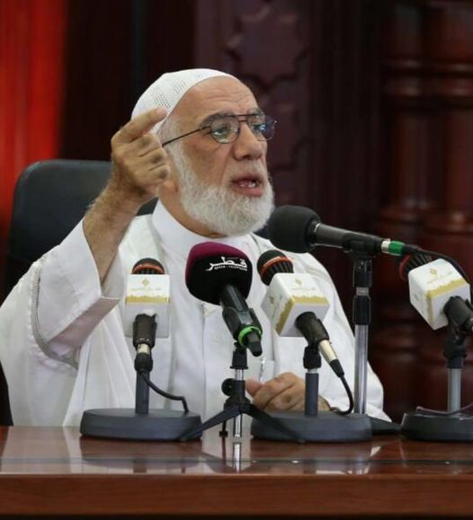 iumsonline's tweet photo. إن الدنيا عرض زائل يأكل منها البر والفاجر ، والآخرة وعدٌ صادقٌ يحكمُ فيها مَلِكٌ عادل ، يُحِقُ الحَقَ ويُبطلُ الباطل.
✍️ د. عمر عبدالكافي https://t.co/MbQp3zQjuA