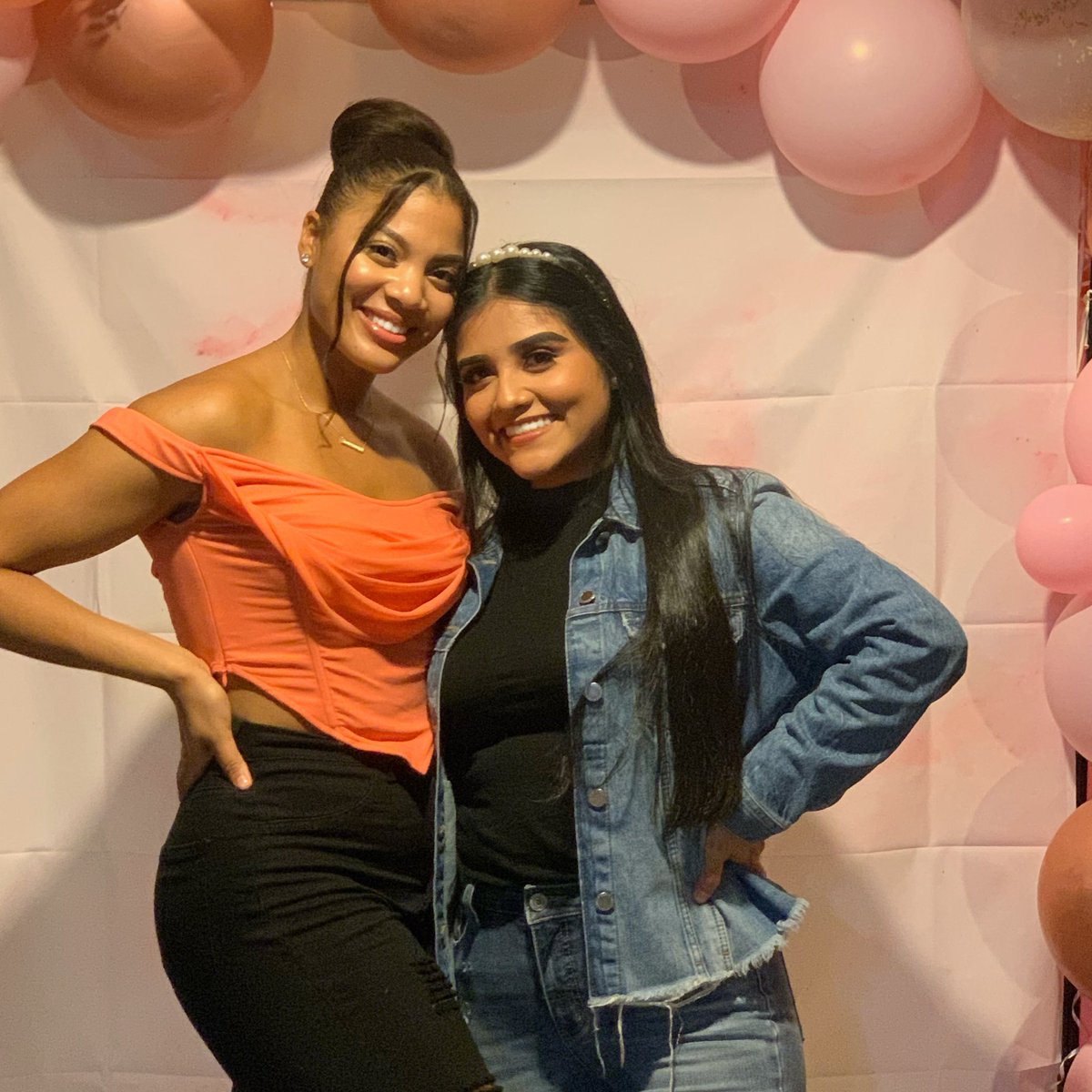 jayla_hughes's tweet photo. celebrating nallelys 21st 💛✨🦋✨ https://t.co/Gr1amgLhnW