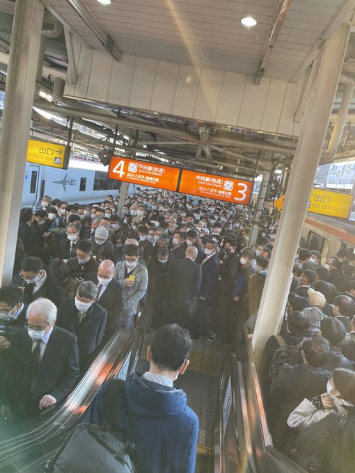 やばい 三鷹駅 中央線での人身事故の影響で大混雑 密半端ない 入場規制待ったなし 現地の様子まとめ まとめダネ やばい 三鷹駅 中央線での人身事故の影響で大混雑 密半端ない 入場規制待ったなし 現地の様子まとめ まとめダネ