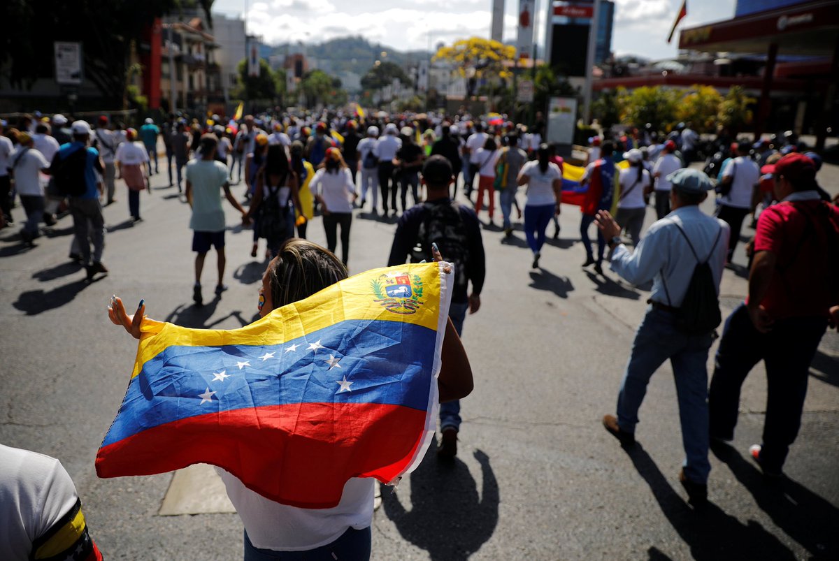 oscarcallest's tweet photo. En 2019 salimos de nuevo a las calles, esta vez para exigir la renuncia de Maduro por su período no constitucional y a pedir elecciones libres, con la convocatoria de Juan Guaidó... Hubo aproximadamente 51 muertos y 850 detenidos. https://t.co/sCbcoPufA8