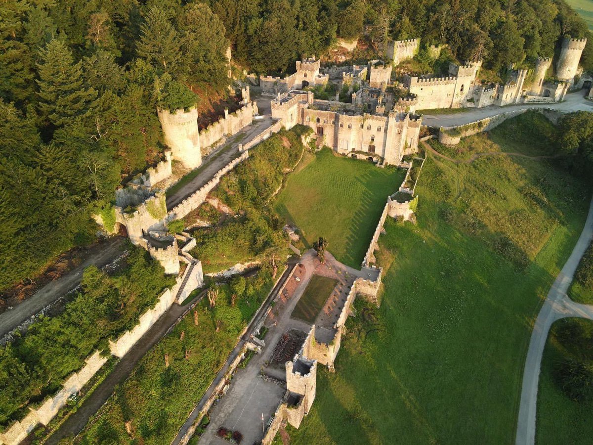 Gwrych_Castle's tweet photo. The perfect shot to truly appreciate the scale of Gwrych Castle. It’s easy to see why donations are greatly needed to restore this substantial place back to its former glory! @antanddec #ImACeleb #imacelebrity #gwrychcastle 

https://t.co/P4SCkL5FG2 https://t.co/9QHeR3PROh
