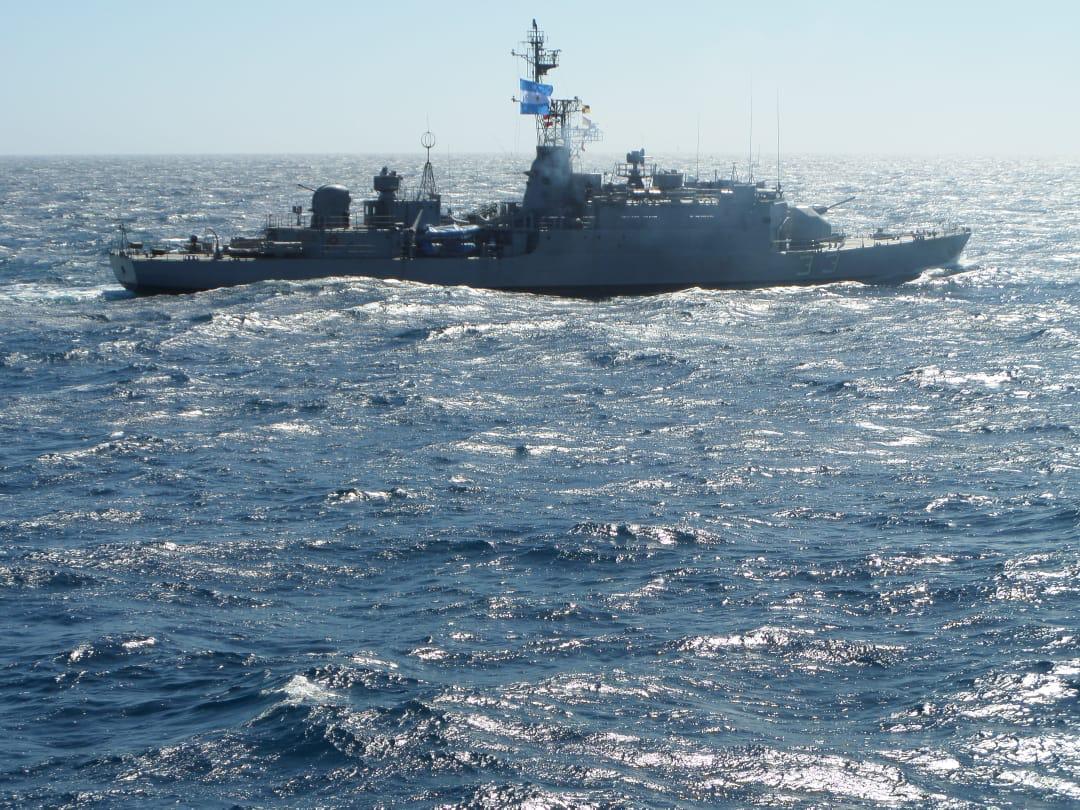 En simultáneo a la ceremonia en la base naval de MDQ la corbeta A.R.A Granville y el Aviso A.R.A Puerto Argentino se ubicaron en la posición del naufragio del submarino #ARASanJuan para rendirle homenaje a los 44 tripulantes.

#44heroespresentes 🇦🇷⚓️