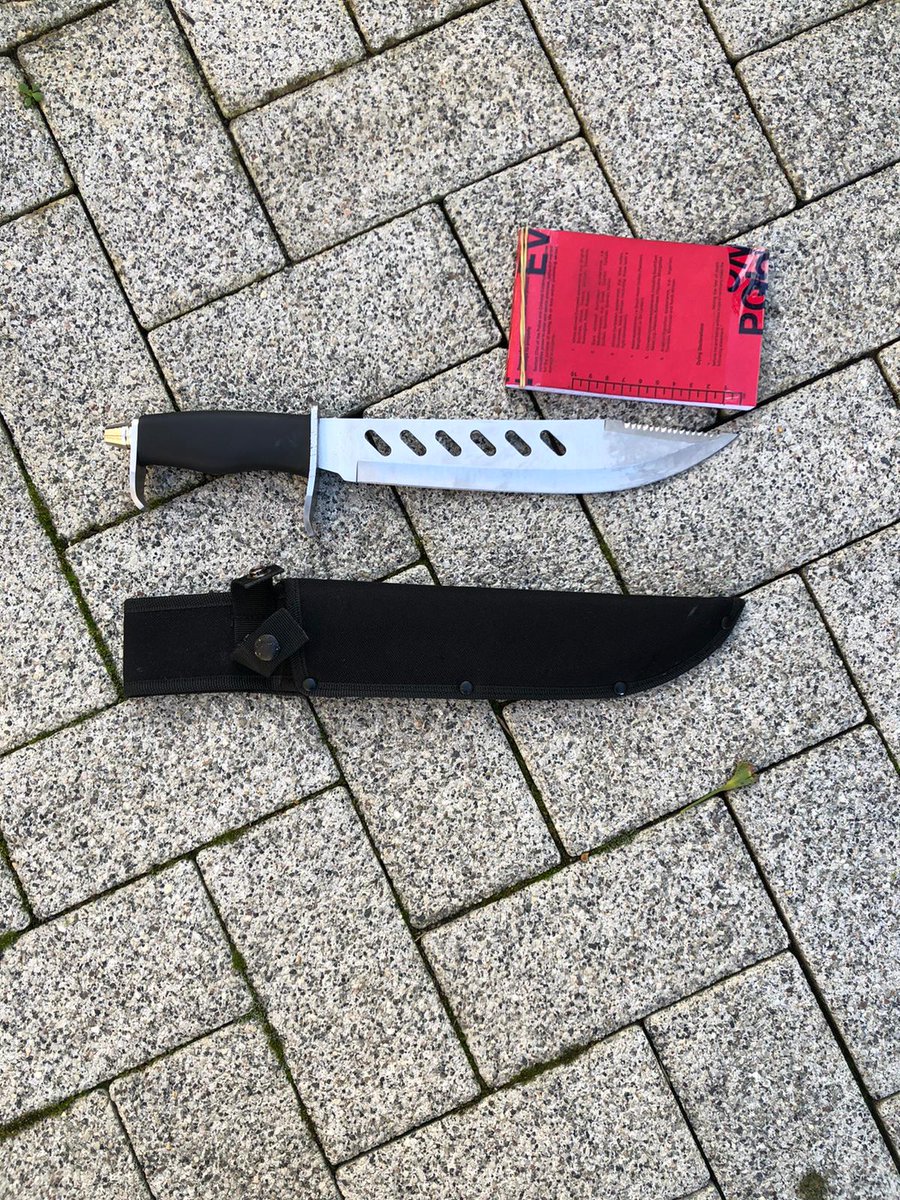 MPSSouthwark's tweet photo. Today, officers from Central South D Team spotted two males acting suspiciously, and so detained them for a search.  They attempted to get away by jumping into Greenland Quay and subsequently a knife and believed Class A drugs were also found and an arrest made.  Excellent work! https://t.co/jg6weVFlpS