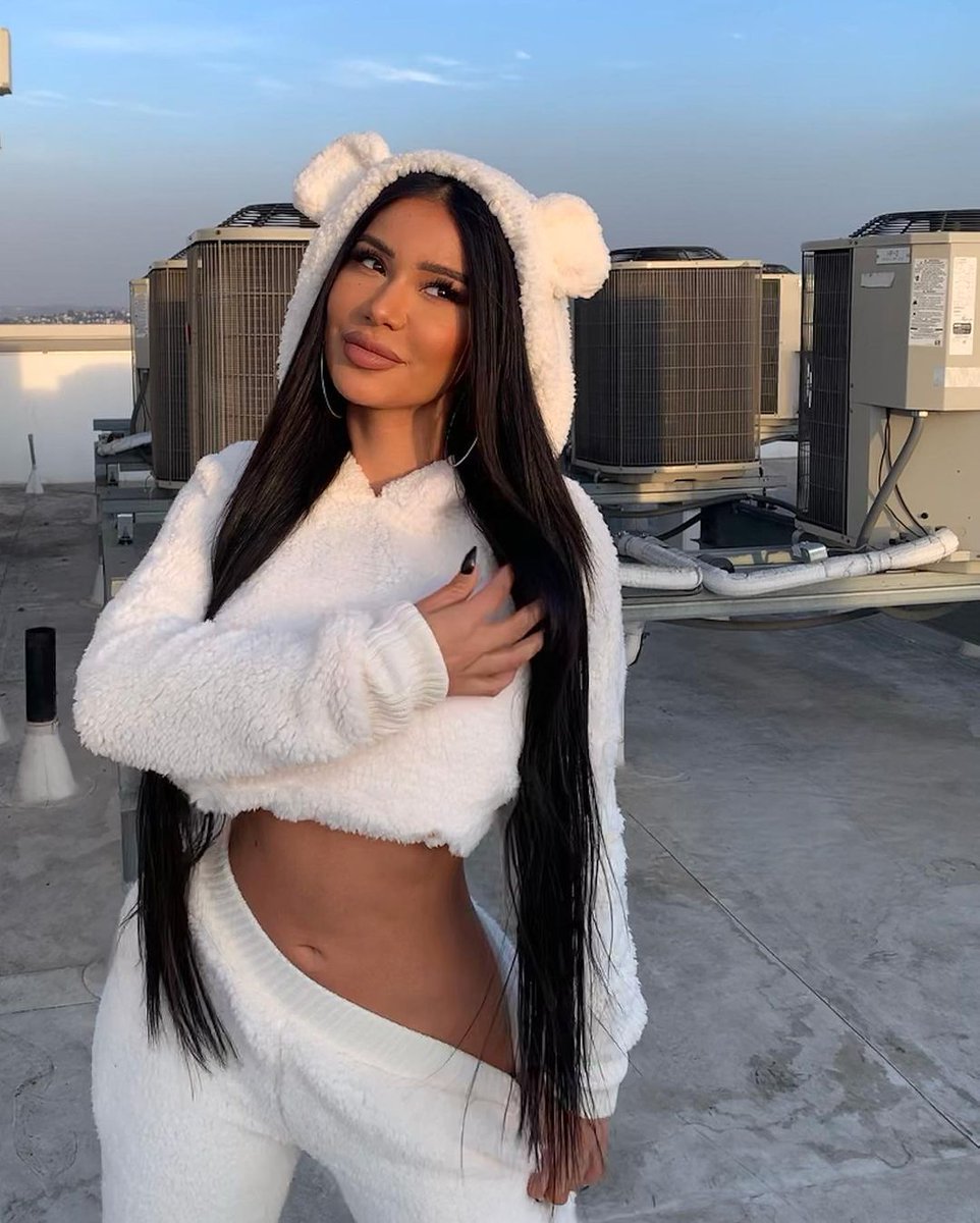 FashionModelwwe's tweet photo. Under pressure https://t.co/8nfUuRhRwx
