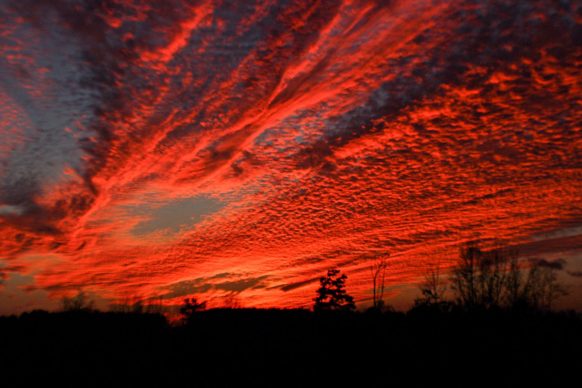 Jayismyname1707's tweet photo. Wow. What a sunset this evening @StormHour https://t.co/1ABxsZ4kVj