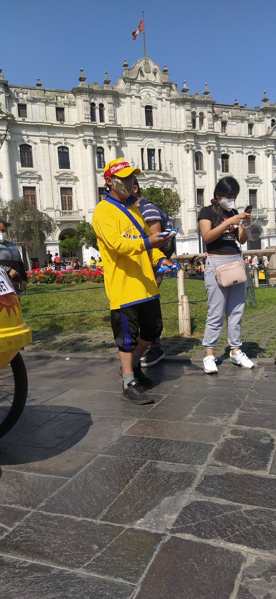 Hoy en la marcha de la plaza San Martin estaba este señor REGALANDO sus helados y se negaba recibir una moneda a cambio, decía que es su forma de apoyar esta lucha.
A veces los que menos tienen son los que más dan 👏🏼👏🏼👏🏼