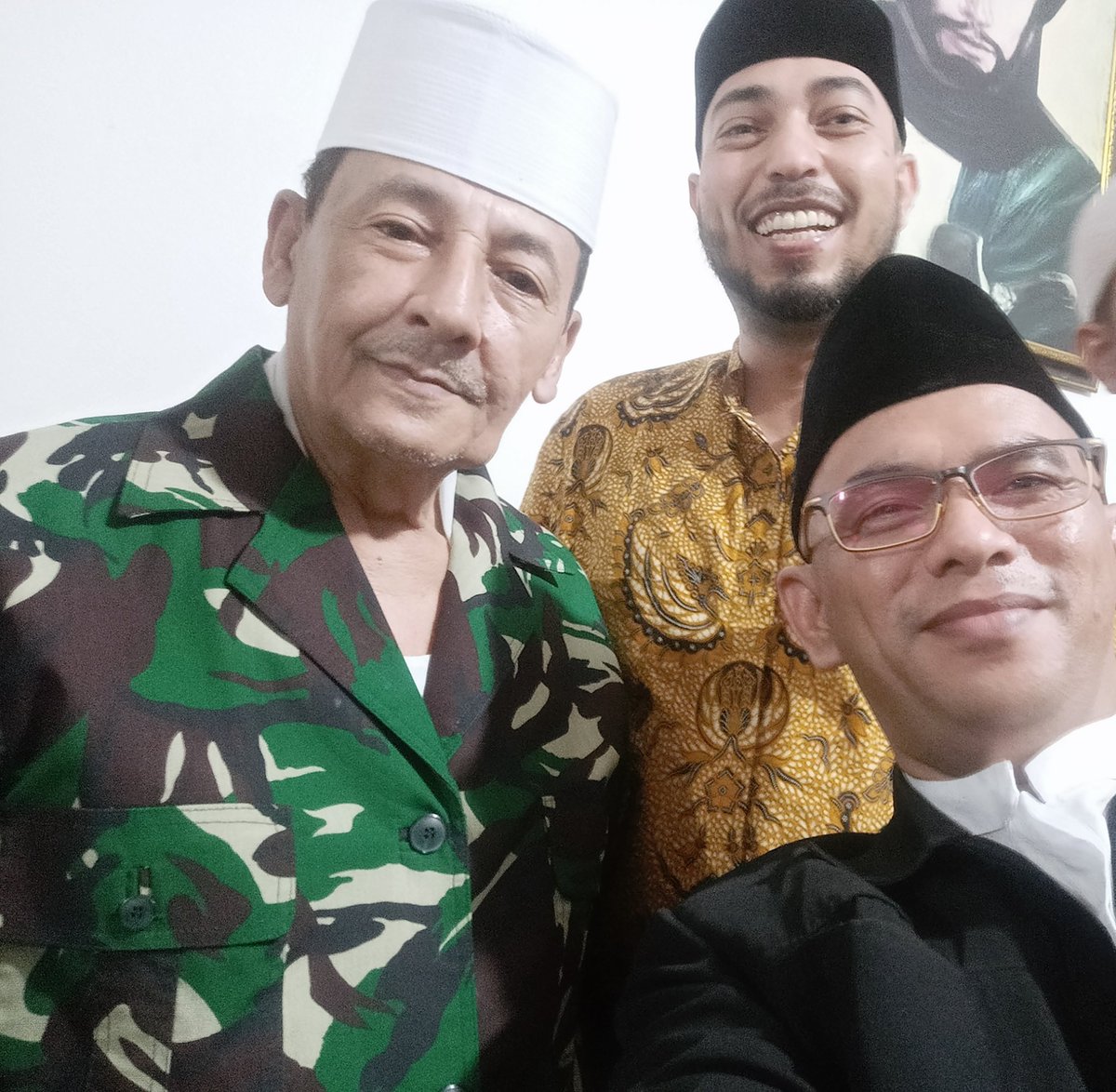 Alhamdulillah bib <a href="/HusinShihab/">Husin Alwi</a> sudah mendapat mandat dr maulana habib Luthfi bin Yahya untuk membuat laporan. 

Yuk kita dukung bersama agar Soni Eranata mendapat pelajaran setimpal dr mulut kotornya. 

RT keras, gaes 🙏

#SayaBersamaHabibLutfi