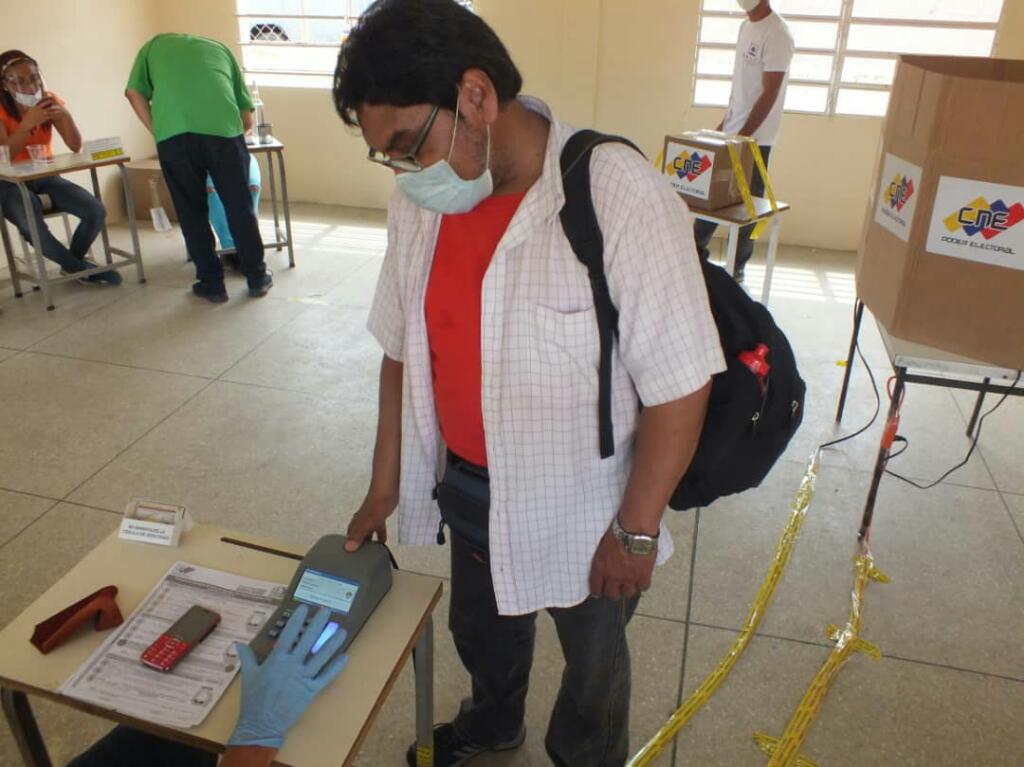 aprfalcon's tweet photo. Desde  Edo. Falcón el secretario General y Candidato Lista Nacional @Figuera_PCV participó Simulacro elecciones #6D https://t.co/f3OjfLkGwq