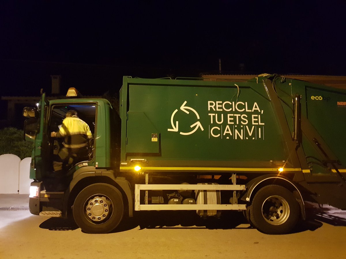 nurovira75's tweet photo. #TuEtsElCanvi #ElNouVendrell #Torreblanca #SantVicenç Agraïm la implicació de tota la ciutadana en la recollida Porta a Porta. Hem fet ruta i el resultat ha estat exemplar: contenidors molt ben posats, fraccions molt ben recollides i separades, interès i dubtes de la ciutadania. https://t.co/Ii3LM2VIGu