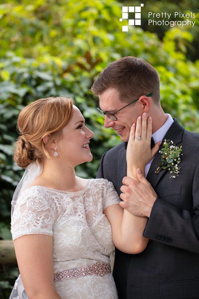 PrettyPixelsKY's tweet photo. Wedding at the @zooknoxville #wedding #tnwedding #zoo #WEDDINGPHOTOGRAPHY #giraffe https://t.co/jbmW4NKgIv