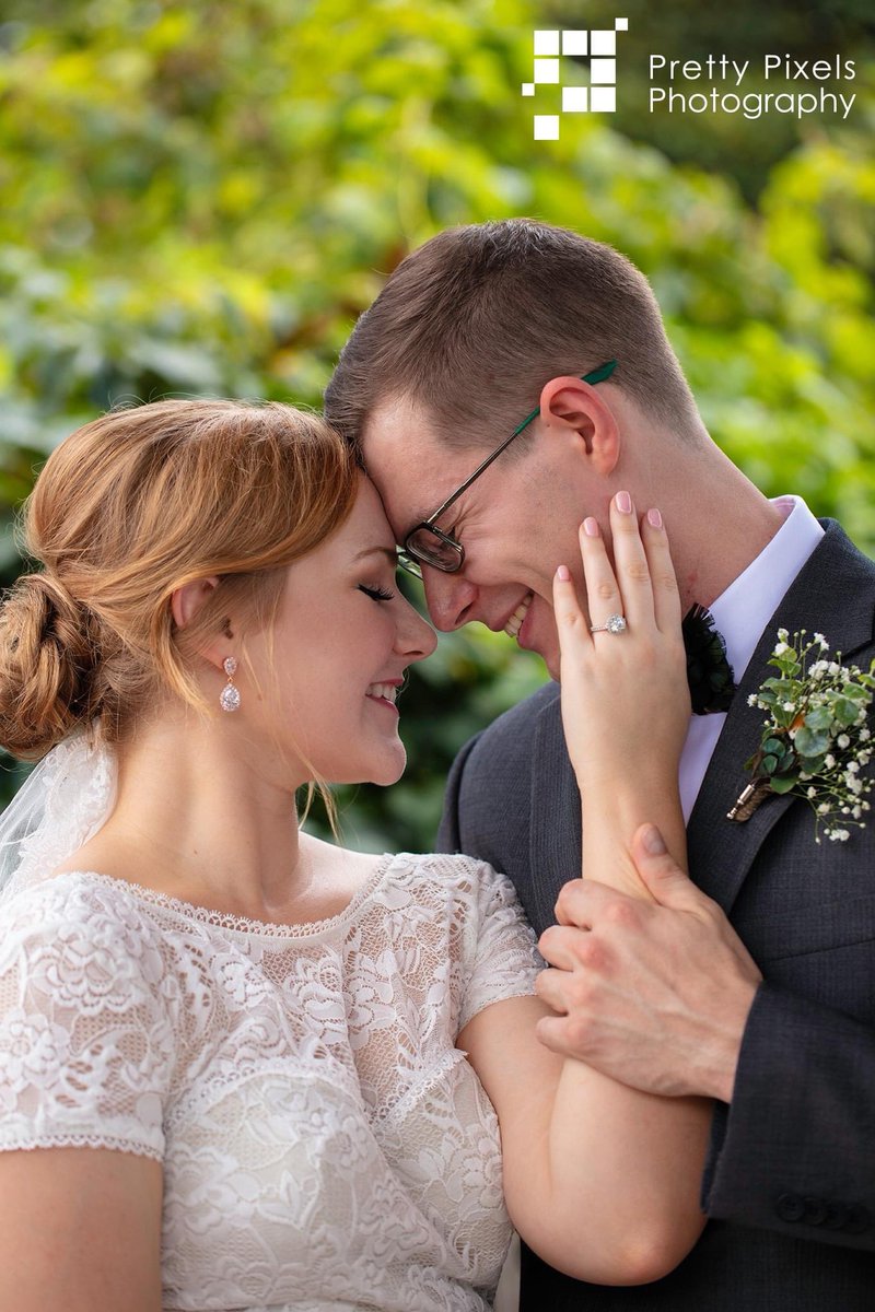PrettyPixelsKY's tweet photo. Wedding at the @zooknoxville #wedding #tnwedding #zoo #WEDDINGPHOTOGRAPHY #giraffe https://t.co/jbmW4NKgIv