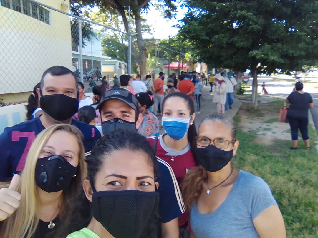 GRecaudacion's tweet photo. SENIAT_Oficial: Servidores públicos de cumpliendo con los protocolos de bioseguridad participaron durante el Simulacro Electoral hoy #15Nov. Rumbo a las elecciones del próximo #06Dic.
#SimulacroAN2020 https://t.co/mXtwh7RB7Q