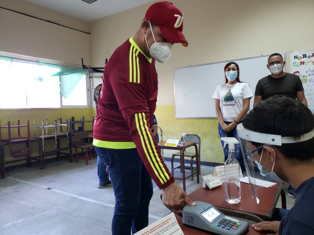 GRecaudacion's tweet photo. SENIAT_Oficial: Servidores públicos de cumpliendo con los protocolos de bioseguridad participaron durante el Simulacro Electoral hoy #15Nov. Rumbo a las elecciones del próximo #06Dic.
#SimulacroAN2020 https://t.co/mXtwh7RB7Q