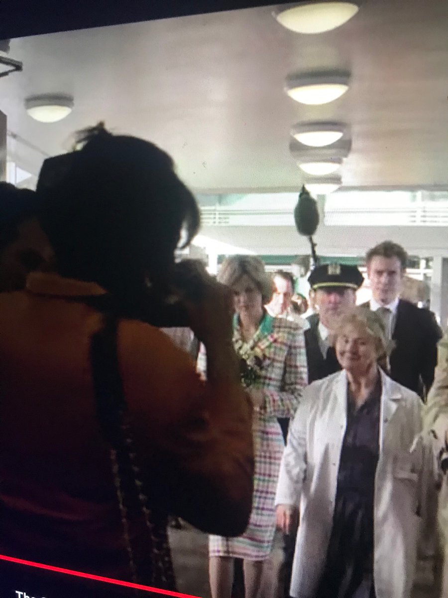 A bit *too* trying to be Jackie O, which she didn’t do until a few years later, especially once she linked up with Gianni Versace (this suit isn’t Versace, to be clear)