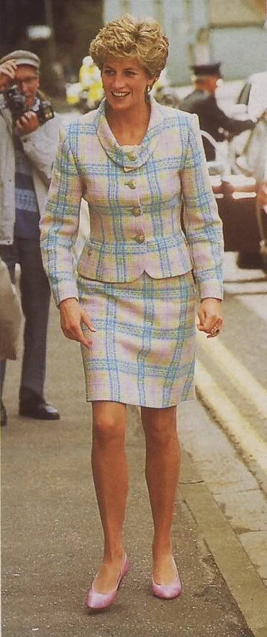 A bit *too* trying to be Jackie O, which she didn’t do until a few years later, especially once she linked up with Gianni Versace (this suit isn’t Versace, to be clear)