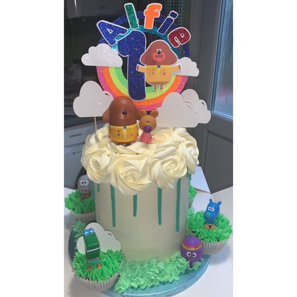 fairybakesx's tweet photo. 🐶 H E Y D U G G E E 🐶 

Chocolate sponge with vanilla buttercream &amp; chocolate brownie cupcakes for this Hey Duggee 1st birthday cake! 

#heyduggee #dripcake #birthdaycake #heyduggeecake #baker #baking #shoplocal #shopsmallthischristmas #hemel #hemelhempstead https://t.co/70GHd4WjxQ