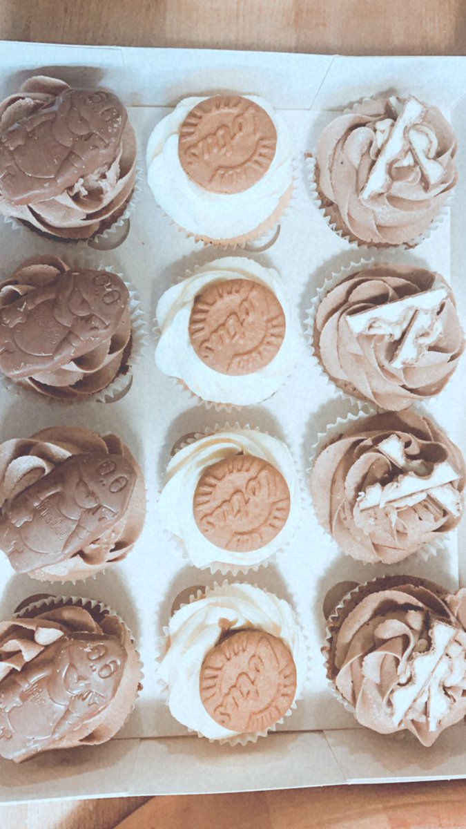 fairybakesx's tweet photo. 🤍 M I X E D B O X 🤍

Choc freddo, vanilla &amp; Biscoff, choc &amp; kinder. 

#cupcakes #fairybakes #biscoff #kinderbueno #freddo #baking #shoplocal #supportsmallbusiness #hemelhempstead https://t.co/pJkpBpEABC