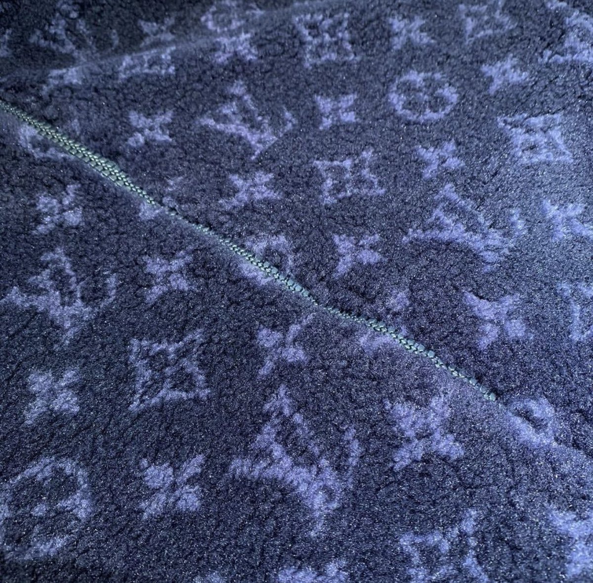 StreetFashion01's tweet photo. Louis Vuitton FW20 Fleece🔍 https://t.co/pXc2izzKBN