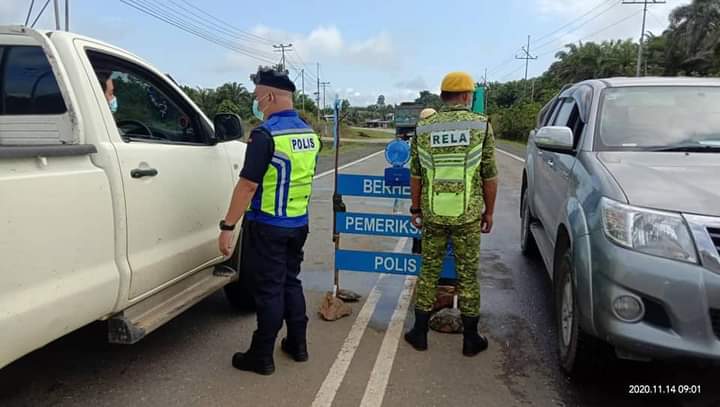 RELATongod1's tweet photo. SEKATAN JALAN RAYA DAERAH TONGOD

Tarikh: 15 November 2020 
Tempat: Kampung Singgah mata

SJR bersama RELA, PDRM dan APM mengawal pergerakan orang awam keluar masuk dan membuat pemeriksaan kenderaan yang melalui jalan ini agar mematuhi arahan semasa.
@KDNPUTRAJAYA 
@relamalaysia https://t.co/huD4iRDNPg