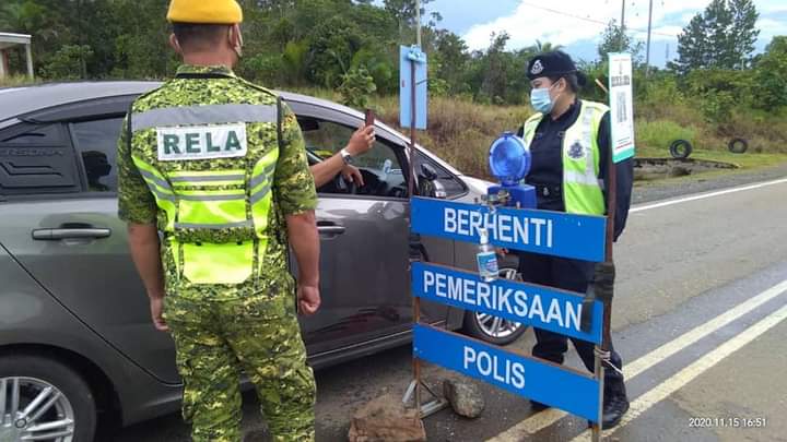 RELATongod1's tweet photo. SEKATAN JALAN RAYA DAERAH TONGOD

Tarikh: 15 November 2020 
Tempat: Kampung Singgah mata

SJR bersama RELA, PDRM dan APM mengawal pergerakan orang awam keluar masuk dan membuat pemeriksaan kenderaan yang melalui jalan ini agar mematuhi arahan semasa.
@KDNPUTRAJAYA 
@relamalaysia https://t.co/huD4iRDNPg