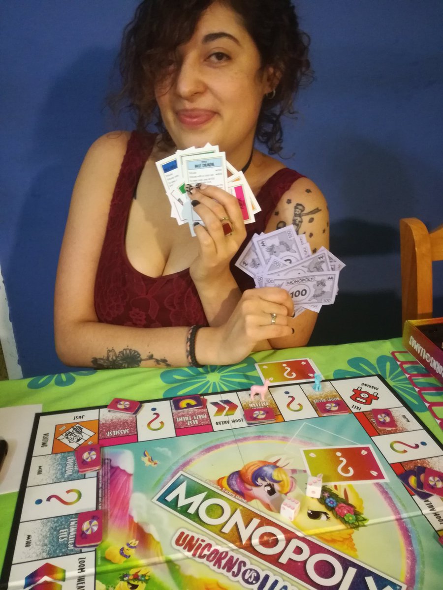 UnaMonina's tweet photo. Bueno, gané en el Monopoly de Ponys vs Llamas. Soy feliz #TeamLlamas https://t.co/vOuUEydAqf
