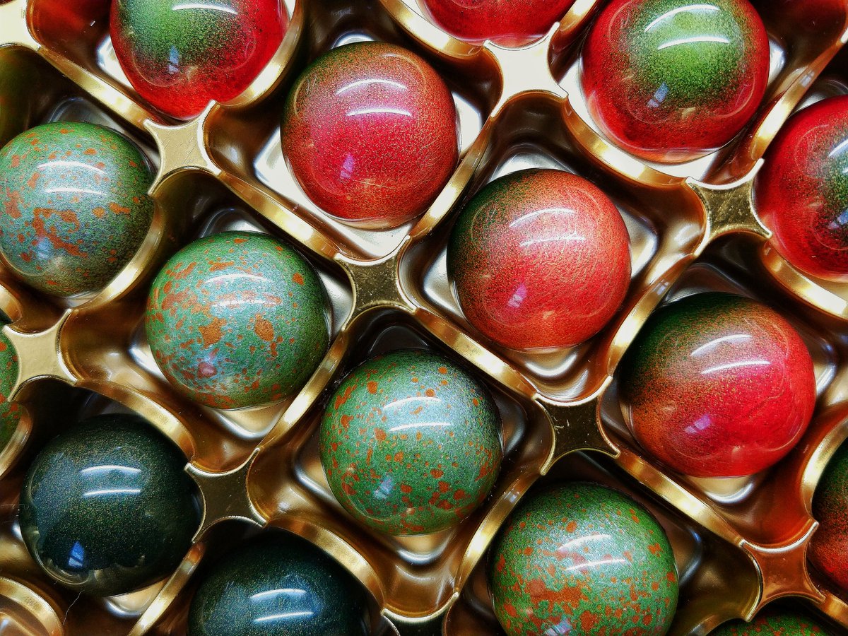 realmofcream's tweet photo. #Christmas is around the corner. Only 39 days left. 😱😅 This was our #festive #bonbon collection back in 2018. This year we prepared something completely different. I'll show you very soon. 😊 Hope you're as excited as us.🤩🎄🎁🎀 #chocolate #edibleart #London #londonfood #eater https://t.co/pEM2vExRZt