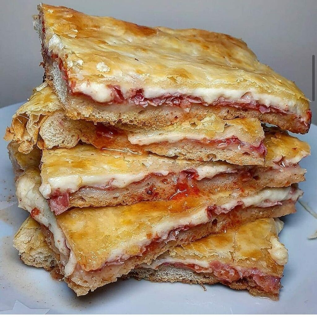 gillespudlowski's tweet image. #faimdenuit : pour un #croquemonsieur revu à l’italienne version #foccacia avec tomate, #mozzarella et #prosciutto, on fait confiance à @arc_drinker_food 🙏🥪 #delicioso #grazieate #yummy #foodpics #foodstagram #instagood #foodforthought #delicious #gour… instagr.am/p/CHoNphRrq1A/