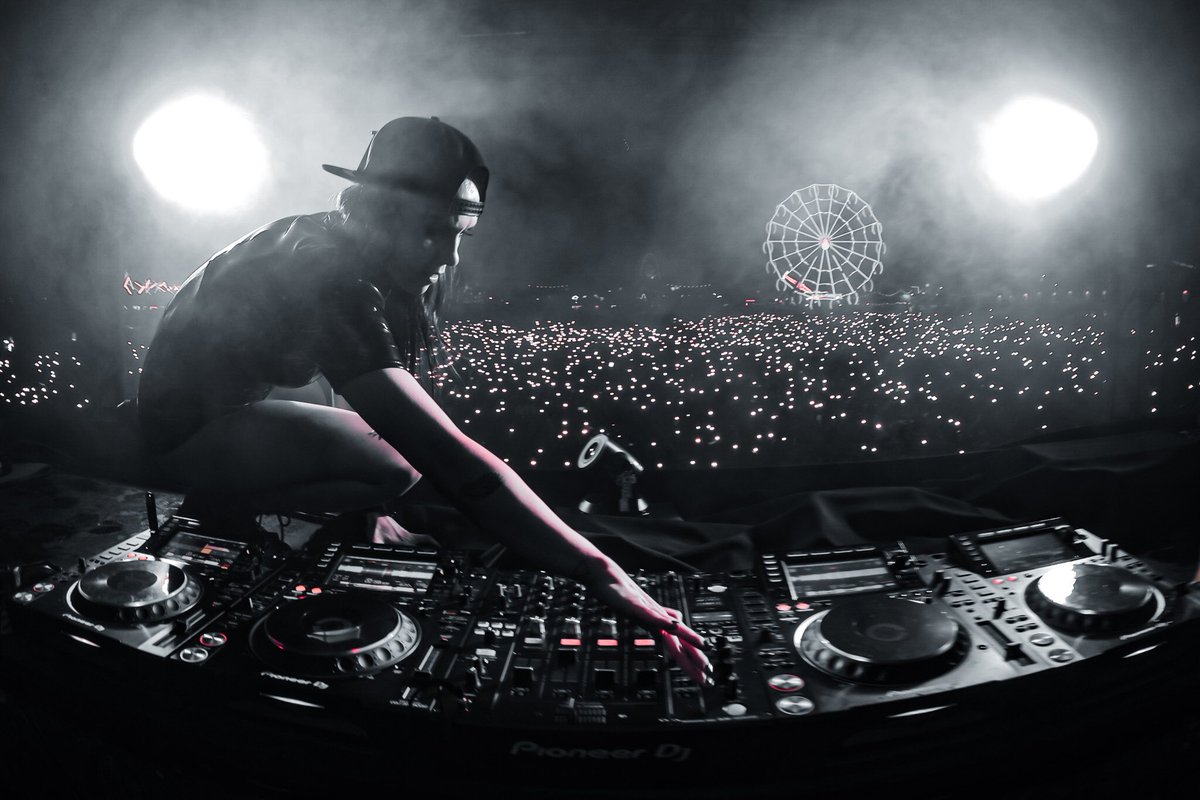 M̶A̶R̶I̶A̶N̶A̶ ̶B̶O̶ tweet media