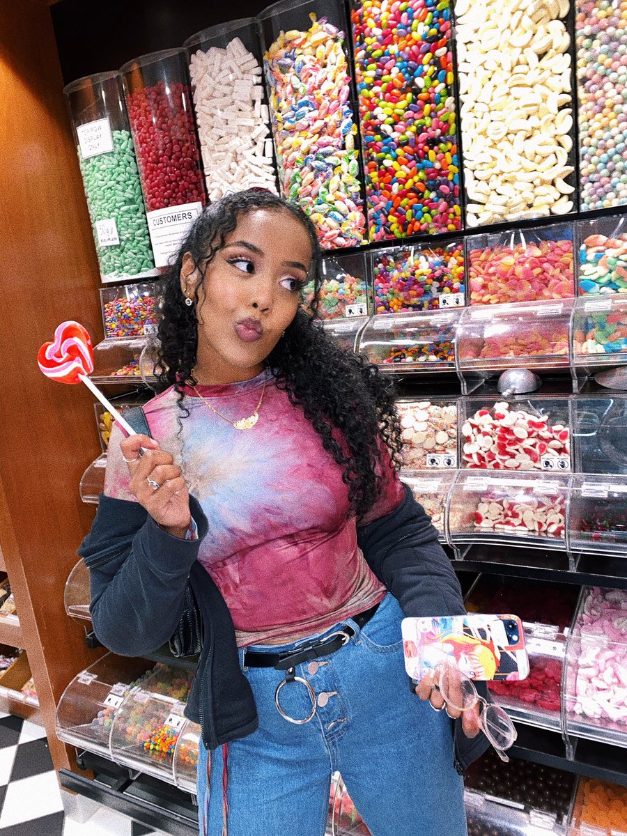 internetbadgal's tweet photo. anybody want something from willy wonka’s factory????? i got invited xx https://t.co/8aynylVBEA