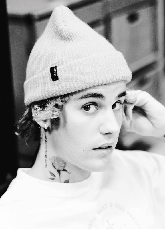 ArchivesJB's tweet image. I'm voting for Justin Bieber for artist of the year at the #AMAs