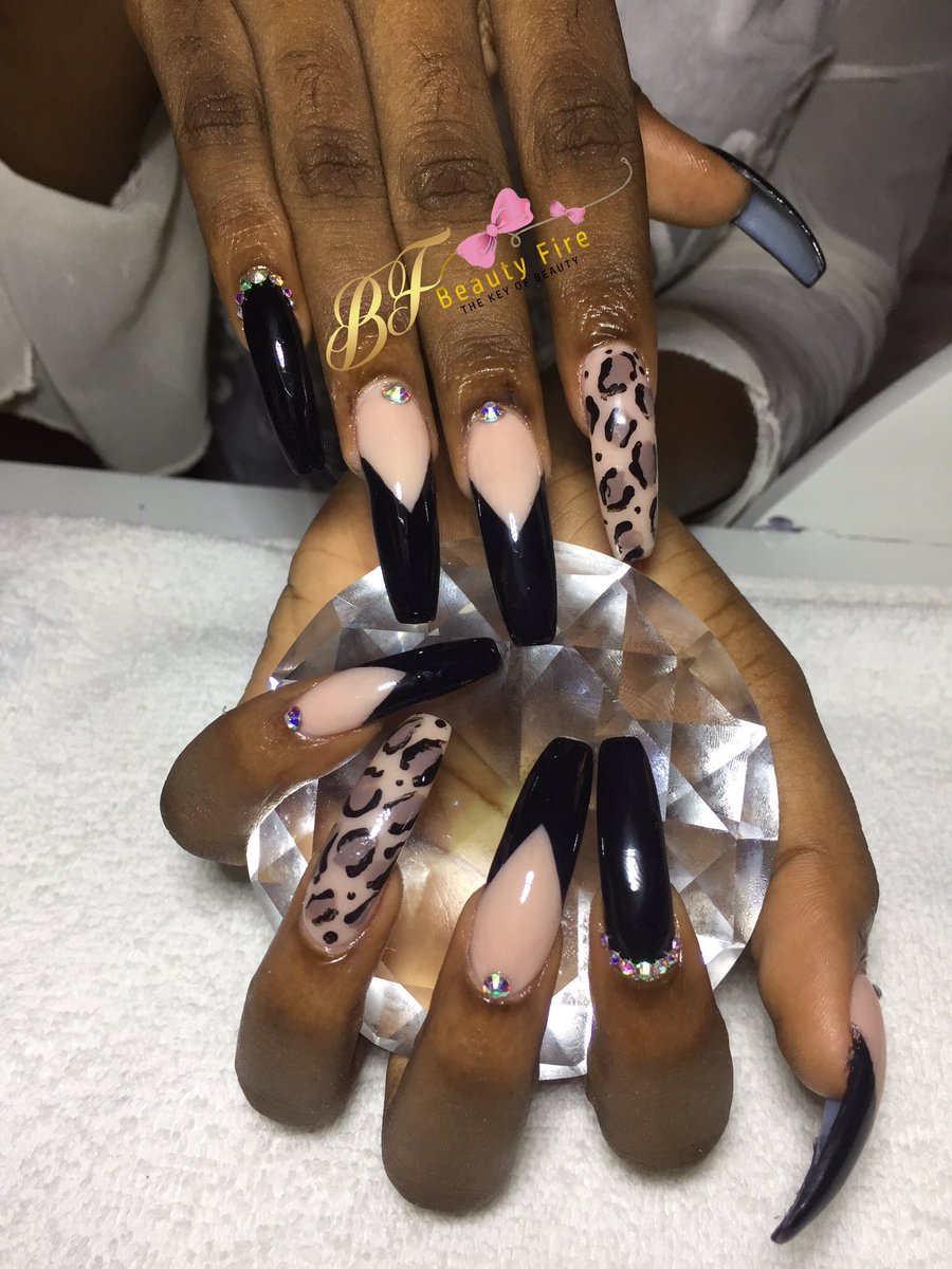 BeautyfireSalon's tweet photo. Un noir raffiné , belle et pur avec un look vedette et impeccable.
Nails 💅leopard 🐆
Elle nous a montré la photo on a fait qu’exécuter sa demande, regarder vous-mêmes. 😊
#beautyfiresalon #beautyfire
@juriste200 #nailart #@BeautyfireSalon https://t.co/tkktcGRtX7