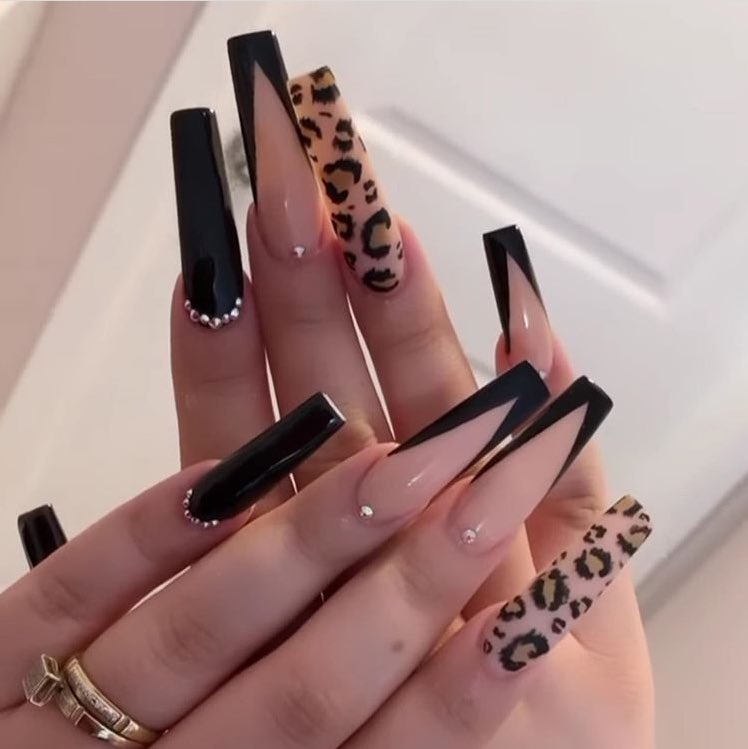 BeautyfireSalon's tweet photo. Un noir raffiné , belle et pur avec un look vedette et impeccable.
Nails 💅leopard 🐆
Elle nous a montré la photo on a fait qu’exécuter sa demande, regarder vous-mêmes. 😊
#beautyfiresalon #beautyfire
@juriste200 #nailart #@BeautyfireSalon https://t.co/tkktcGRtX7