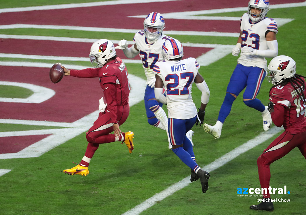 photochowder's tweet photo. Kyler Murray's second rushing TD puts the Cardinals up against Bills. 26-23 end of 3Q. #BUFvsAZ #AZCardinals #Birdgang #BeeRedSeeRed @azcentral https://t.co/odLkjCPlF8