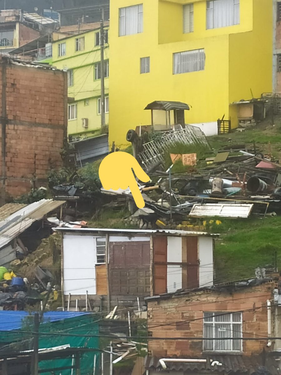nathalia_priet7's tweet photo. Necesito que me ayuden a compartir esto.
Este pobre perrito ha estado ahí amarrado todo el día y aguantando los aguaceros de Bogotá. ¡Necesita ayuda! NO ES JUSTO  😭
Abajo comparto un vídeo, esto me tiene 😭💔
Aquí comparto la dirección de donde se encuentra,⬇️ https://t.co/APusEs40JO